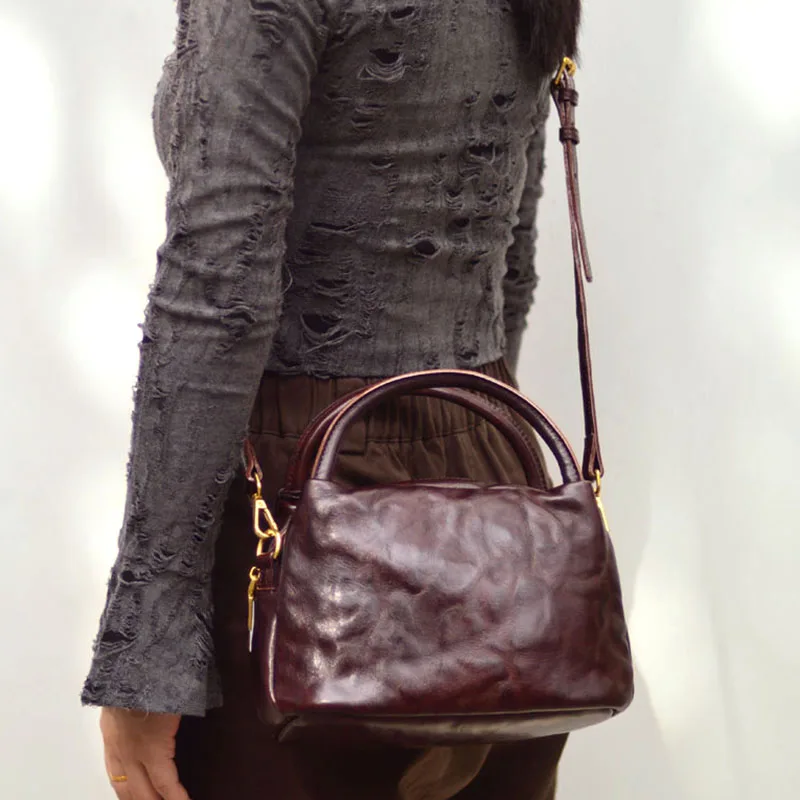 AETOO A new high-end women's hand-held bag made of vegetable-tanned cowhide, with pleated and scratch-patterned retro style
