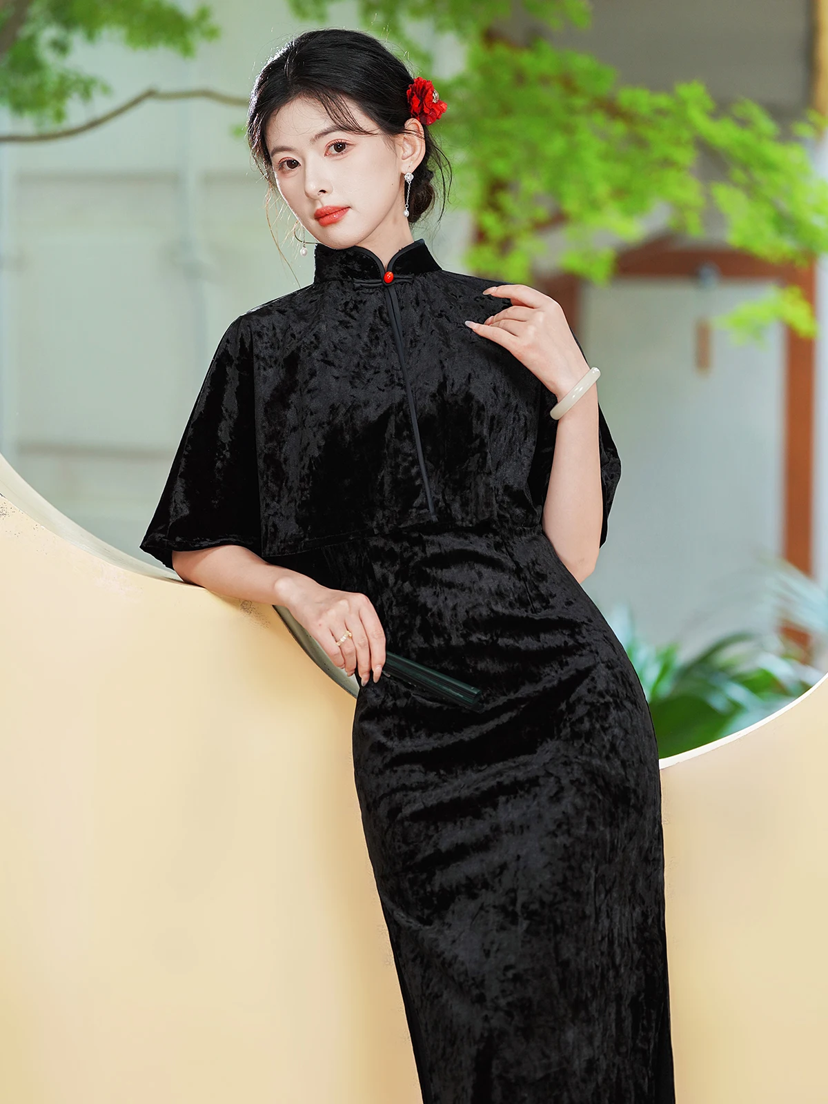 

Молодежный китайский бархатный комплект из двух предметов: облегающее платье-ципао и дышащая юбка с низким разрезом