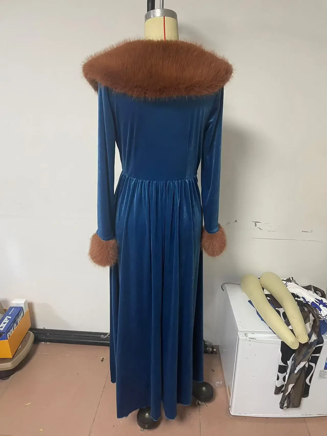 Elegant Women's Dress Autumn and Winter Fashion New Long Sleeve  Long Thickened Gold Velvet Dress Fur Collar Coat Dress 2024