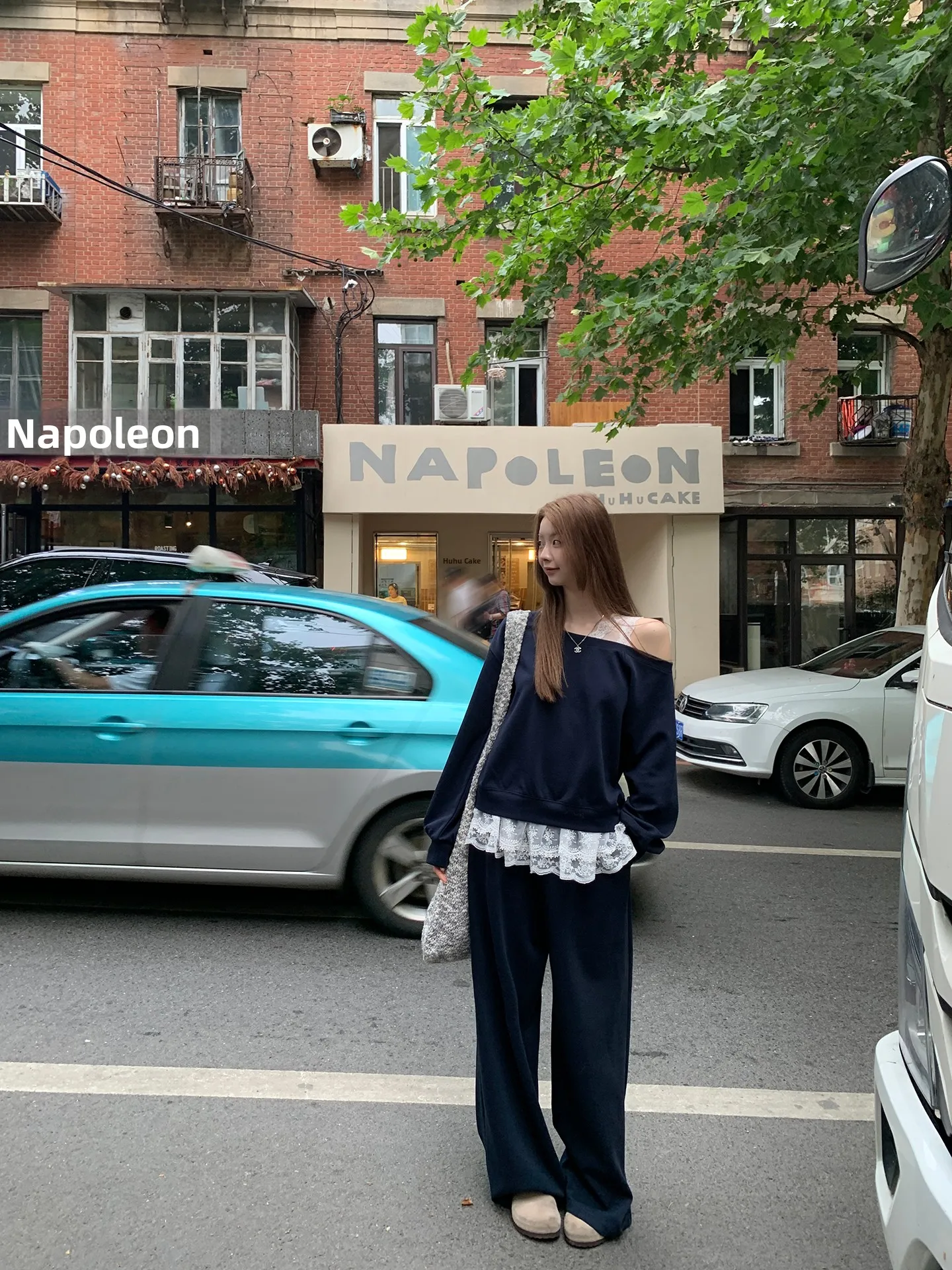 เสื้อสเวตเตอร์สีแดงแบบเซเลบริตี้ รุ่นใหม่สำหรับผู้หญิง ปี 2025 ต้นฤดูใบไม้ร่วง แต่งลูกไม้สไตล์อเมริกัน ดีไซน์ปลอมแบบสองชิ้น โชว์ไหล่