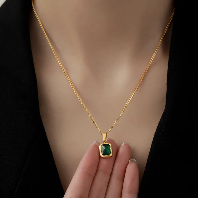 Collier en acier au titane avec pendentif pour femme, bijoux de fiançailles de mariage pour filles, rétro, carré vert Zcomprend