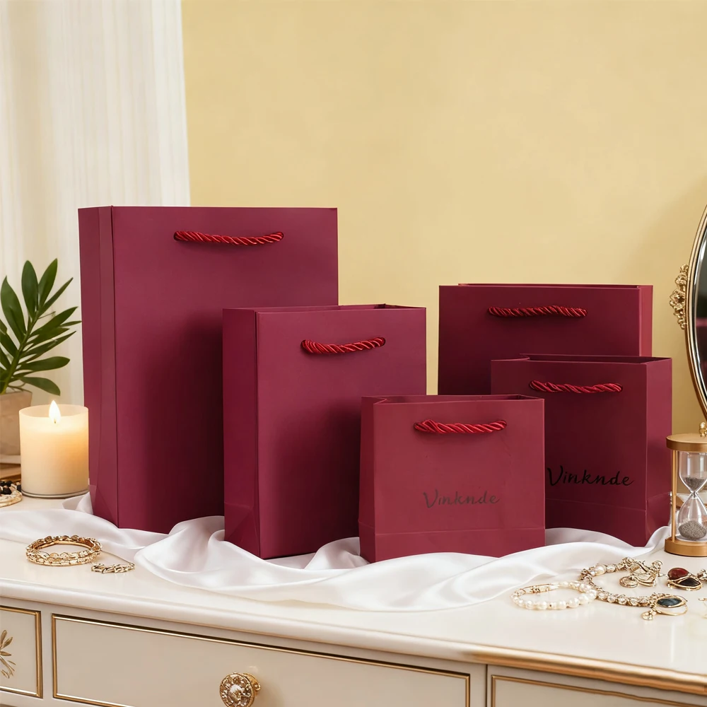 

100 шт./лот, сумка с бумажной ручкой для ювелирных изделий с логотипом, маленькая красная подарочная упаковка, сумка-тоут, косметические парфюмерные свечи, органайзер, сумки