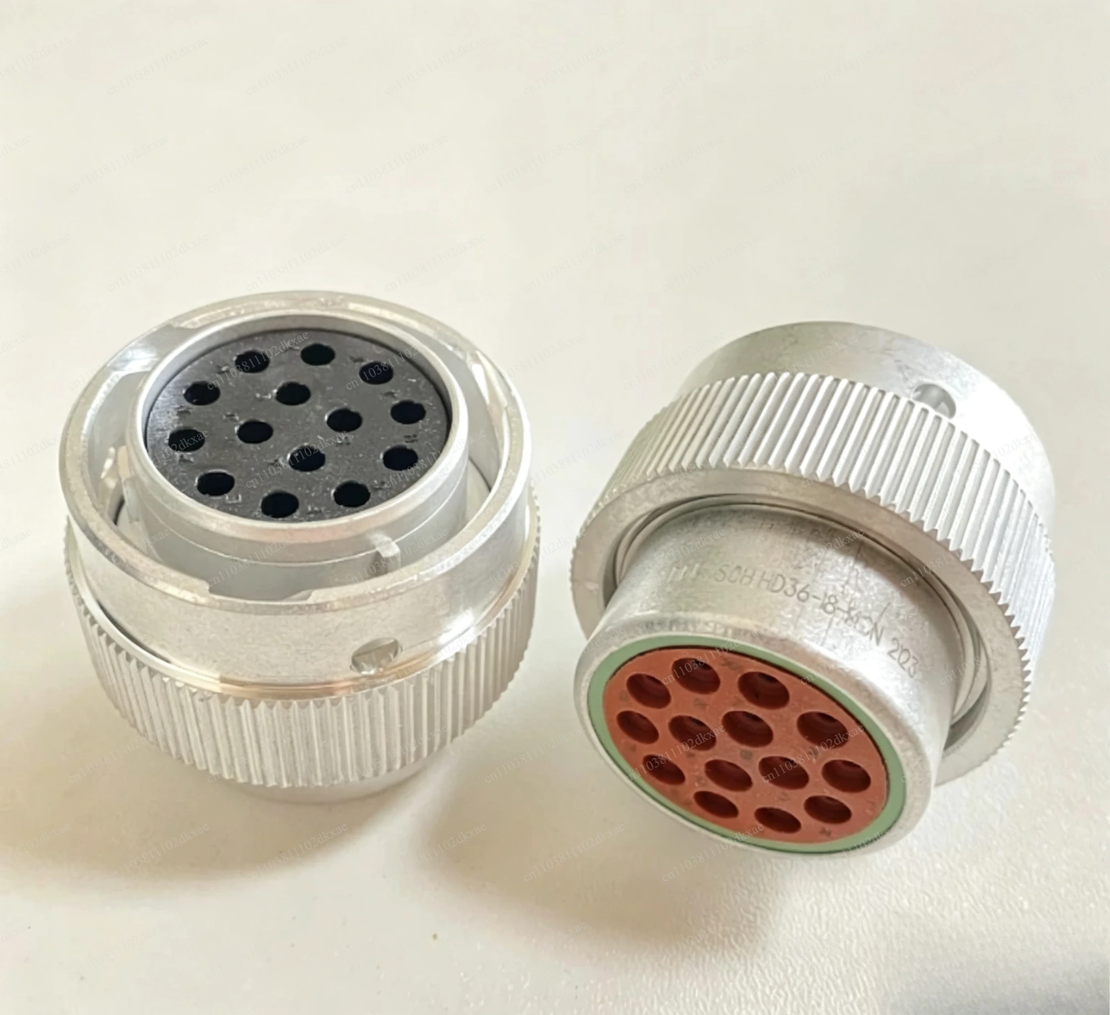 prise-etanche-automobile-hd36-18-14sn-14-trous-gaine-metallique-ronde-femelle