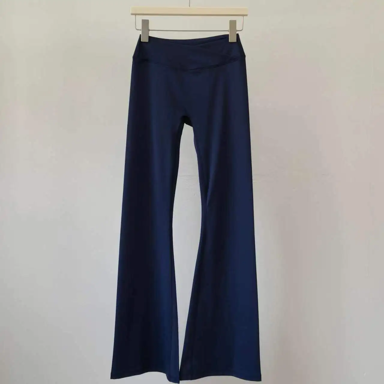 Yoga-Bekleidung Boot-Cut-Leggings für Damen mit Kreuzbund, Sexy Plissierte Peach-Butt-Schlaghose, Schnelltrocknende Pilates-Fitnesshose – Detail 4