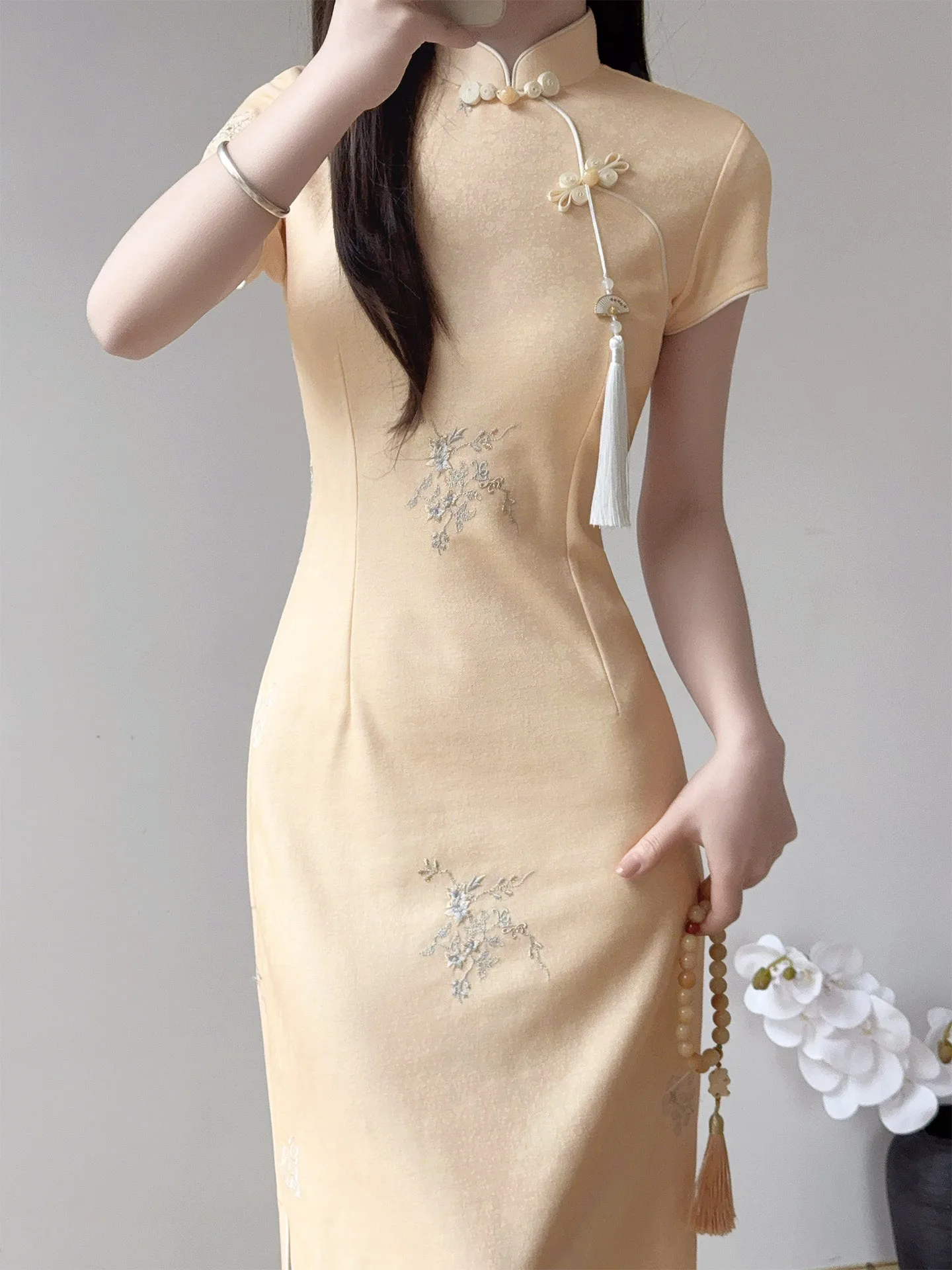 

Young Girl's Yellow Floral Embroidery Qipao Dr Chinese Sle Revamped Summer New Arrival Slimming Long Sve Maxi Dr