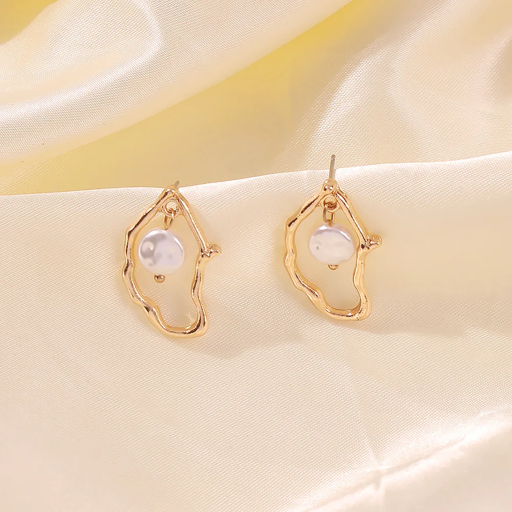 Fashion Style Niche Irregular Pearl Ear Stud Feminine Elegance New Trend Demon Slayer Luxury Korean Earrings Heart Women 2025