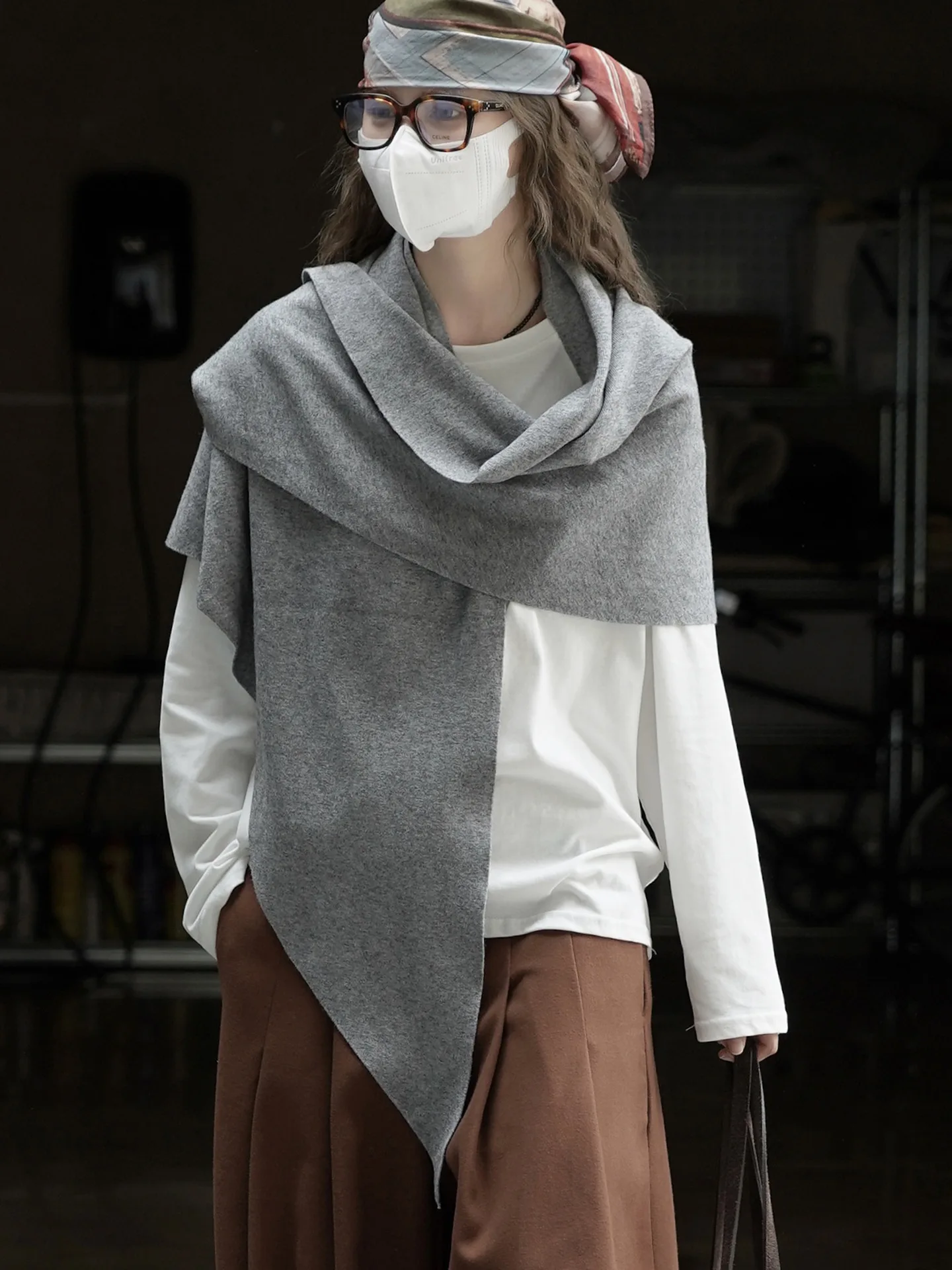 

Зимняя новая корейская модная треугольная вязаная шаль в ленивом стиле выглядит тонким и стильным мягким шарфом для женщин