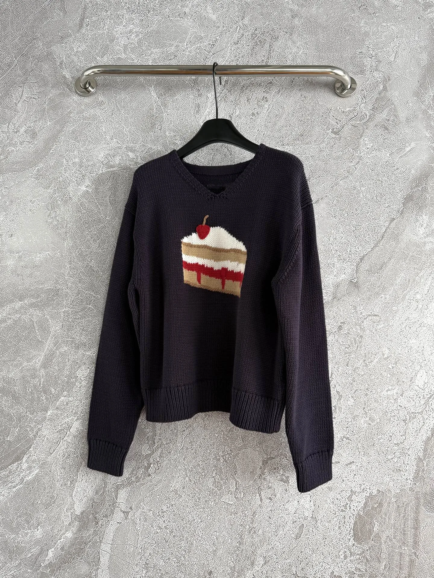 

Женский вязаный свитер с V-образным вырезом, длинными рукавами и узором «кейк»