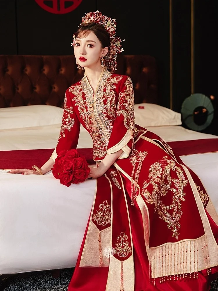 

The in a plus-size wedding dress with velvet collar and new style of toasting