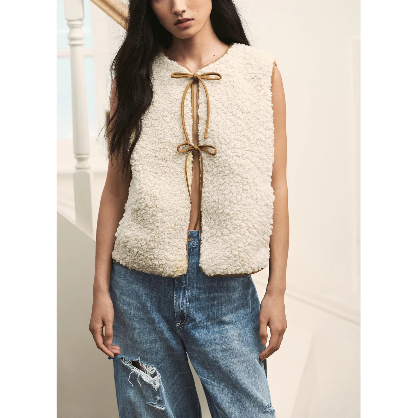 سترة نسائية جديدة للخريف بدون أكمام مع ياقة مستديرة ومزينة بعقدة فراشة من فرو الخروف، تصميم قصير بحمالات رفيعة