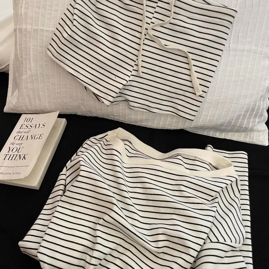 Pijamas dulces de manga larga con hombros inclinados a rayas en blanco y negro para mujer en verano 2025, nuevos pantalones cortos de primavera y otoño para el hogar w