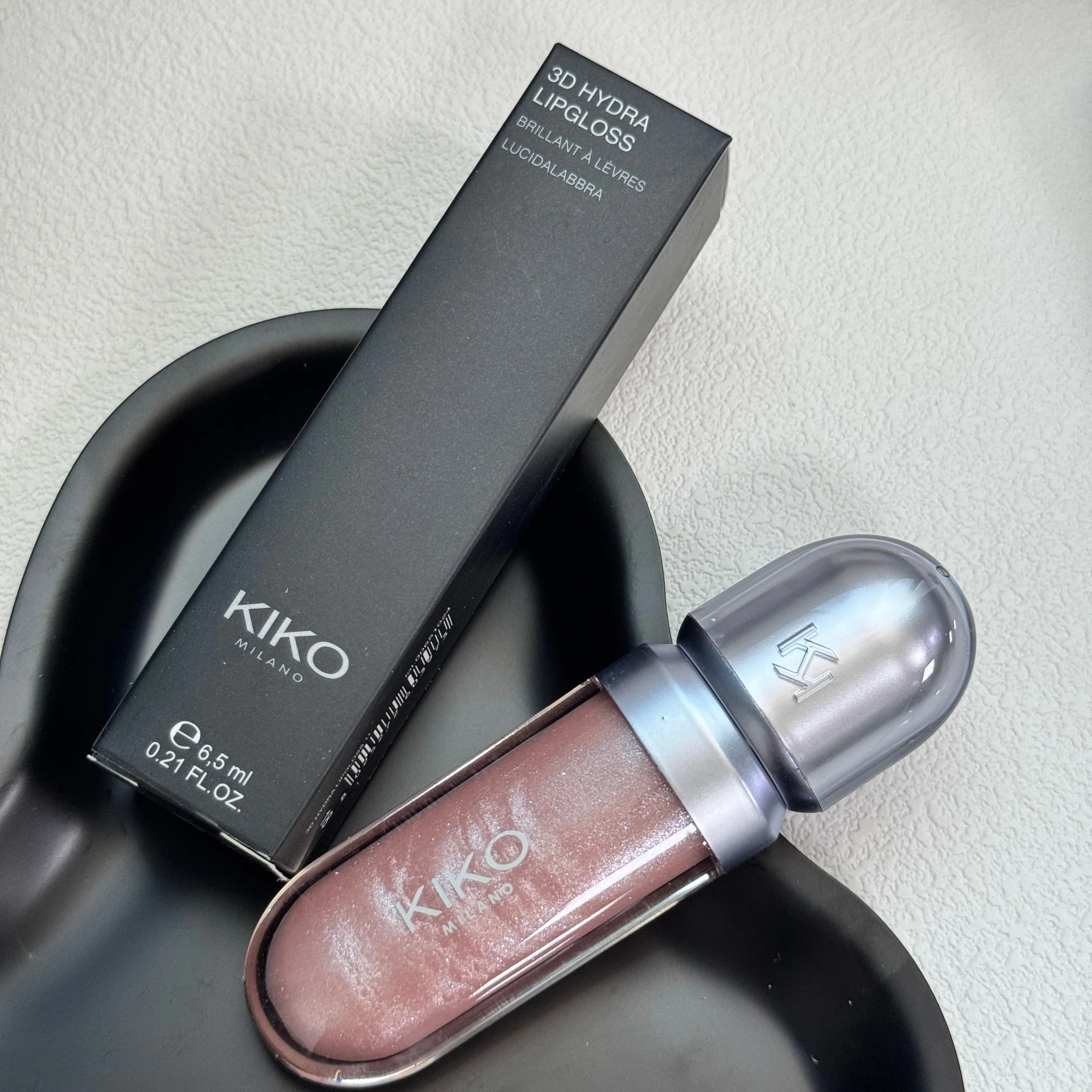 Der neue 3D KIKO MILANO Water Light Liquid Lip Gloss sorgt für ein klares, natürliches Make-up-Ergebnis, einen spiegelglatten Effekt und ein langanhaltendes, nicht trocknendes Make-up. – Detail 9