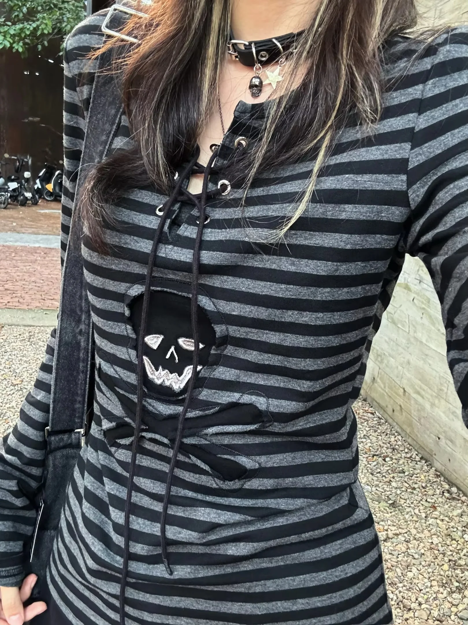 Damen Gothic Punk Gestreiftes Langarm-Oberteil mit V-Ausschnitt, Schnürung, Totenkopf-Applikation, Slim Fit, Emo Grunge Alt Streetwear T-Shirt – Detail 5