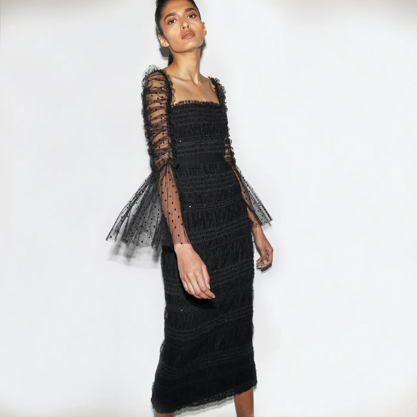 Robe de soirée élégante en maille transparente noire, manches évasées, col carré, cintrée à la taille, nouvelle collection 2025