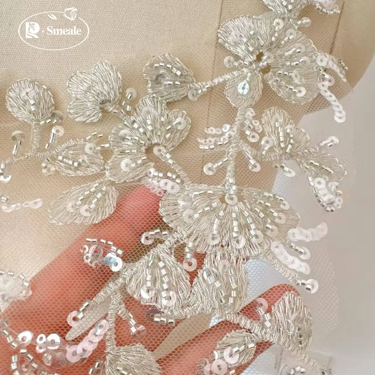 Silberfaden-Bestickter Spitzenkragen. Hochzeitskleid V-Ausschnitt Mittig Vorne auf der Brust Besticktes Dekor Perlenbesetzte Spitze Handgefertigt DIY – Detail 3