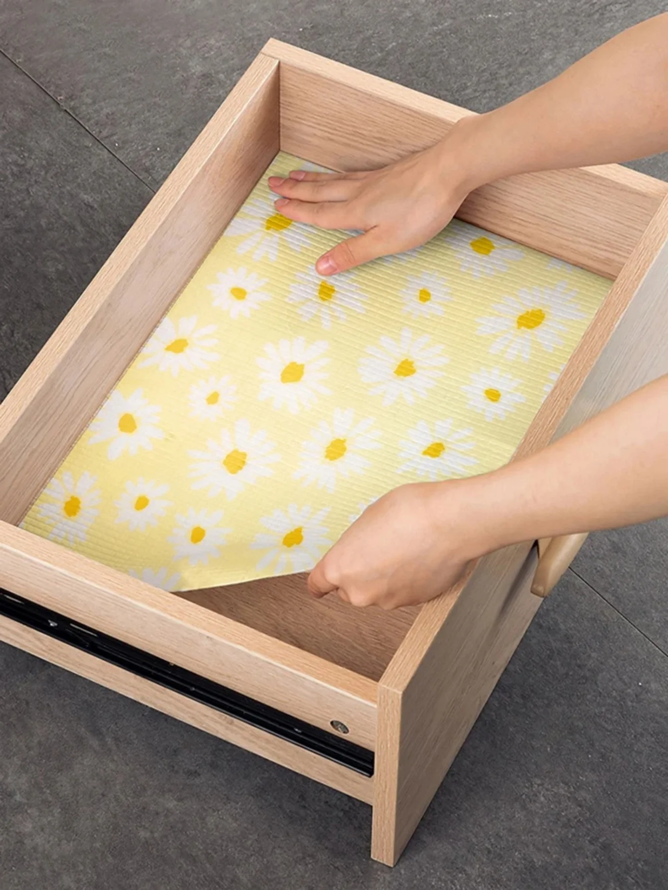 1 Roll Daisy Pattern EVA Material Drawer Mat Wardrobe Kitchen Cabinet Waterproof Oil-proof and Dust-proof Mat Shelf Liners