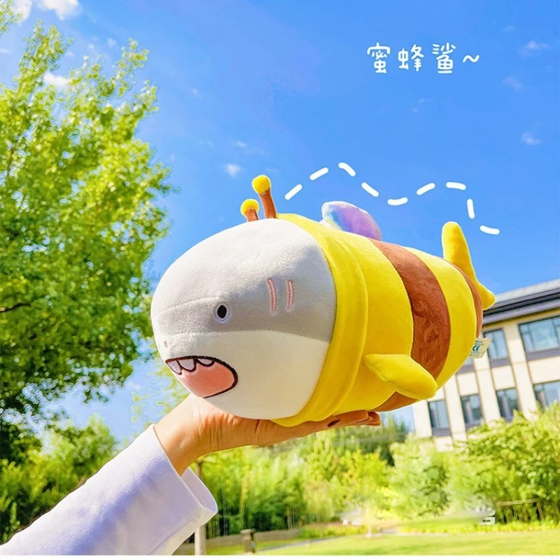 28/38/48 cm Nieuwe Trendy Cartoon Kussen Shark Bee Creatieve Knuffel Super Zachte Elastische Katoenen kussen Rugleuning Perfect Gift