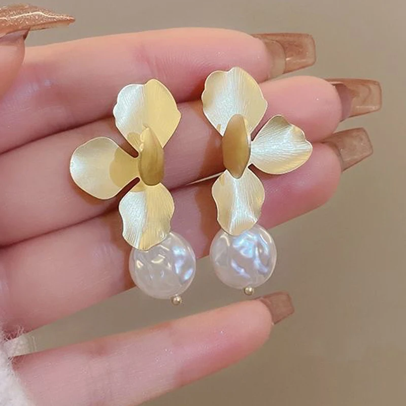 Elegant Natural Imitation Pearls Earrings For Women Vintage Golden Petals Flower Drop Earring Party Wedding Jewelry Gift