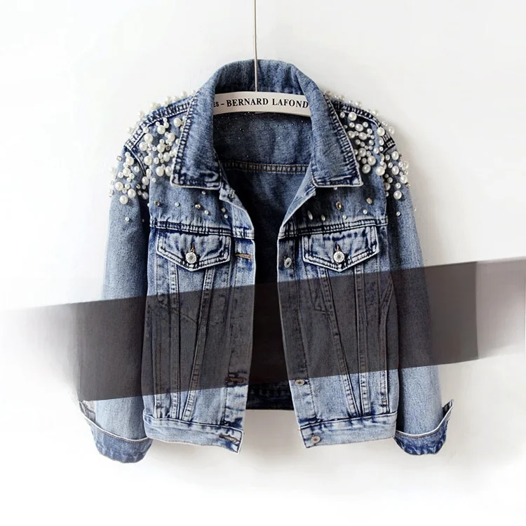 重厚な装飾が施されたロング丈のデニムジャケット、ゆったりとしたフィット感のレディースファッションカジュアルコート、コットン素材、襟のボタンディテール