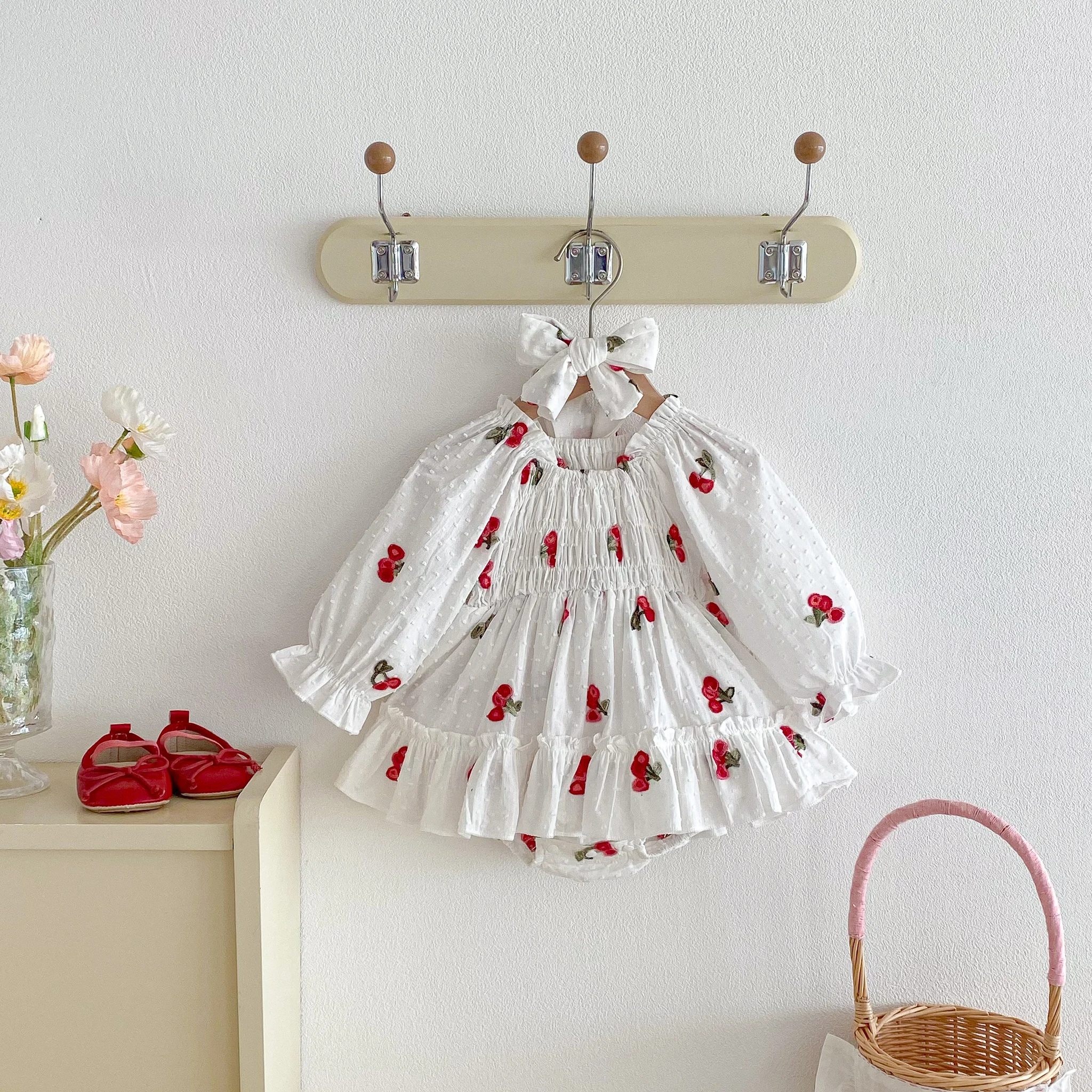Spring and autumn infants, baby girls, large skirt hem, cherry embroidery, long-sleeved dress, 100-day banquet, flatbed dress, o
