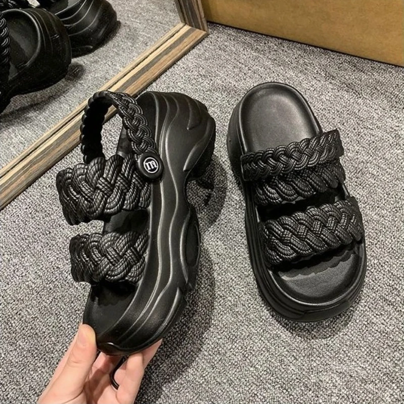 شباشب نسائية ذات نعل سميك أحذية صيفية بنعل سميك ملابس نسائية للشاطئ في الأماكن المغلقة صنادل للشارع للفتيات