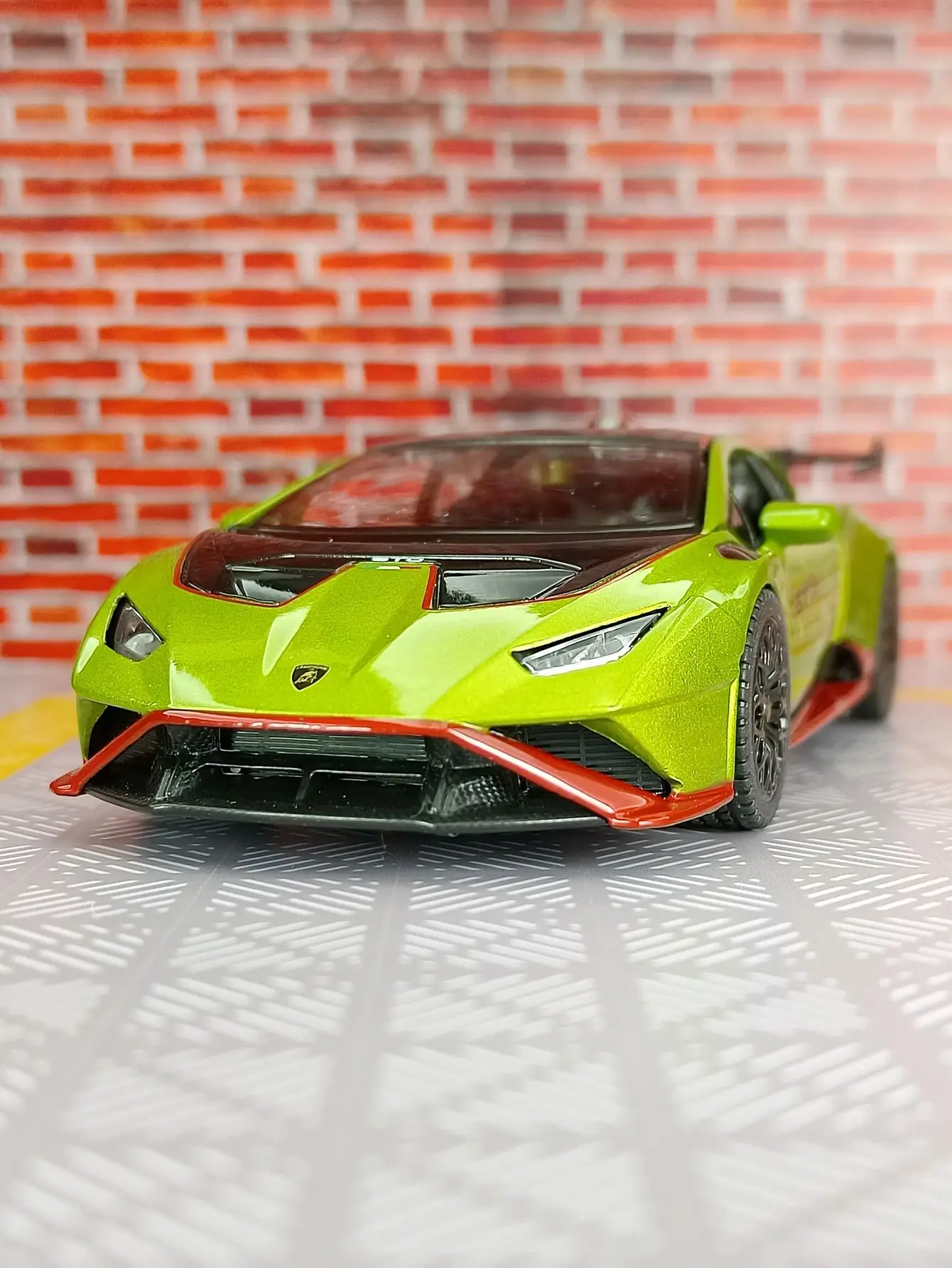 

Модель спортивного автомобиля Lamborghini STO от Rastar, масштаб 1:32, из сплава, с открывающимися дверями, детализированная, высококачественная работа, отличное качество.