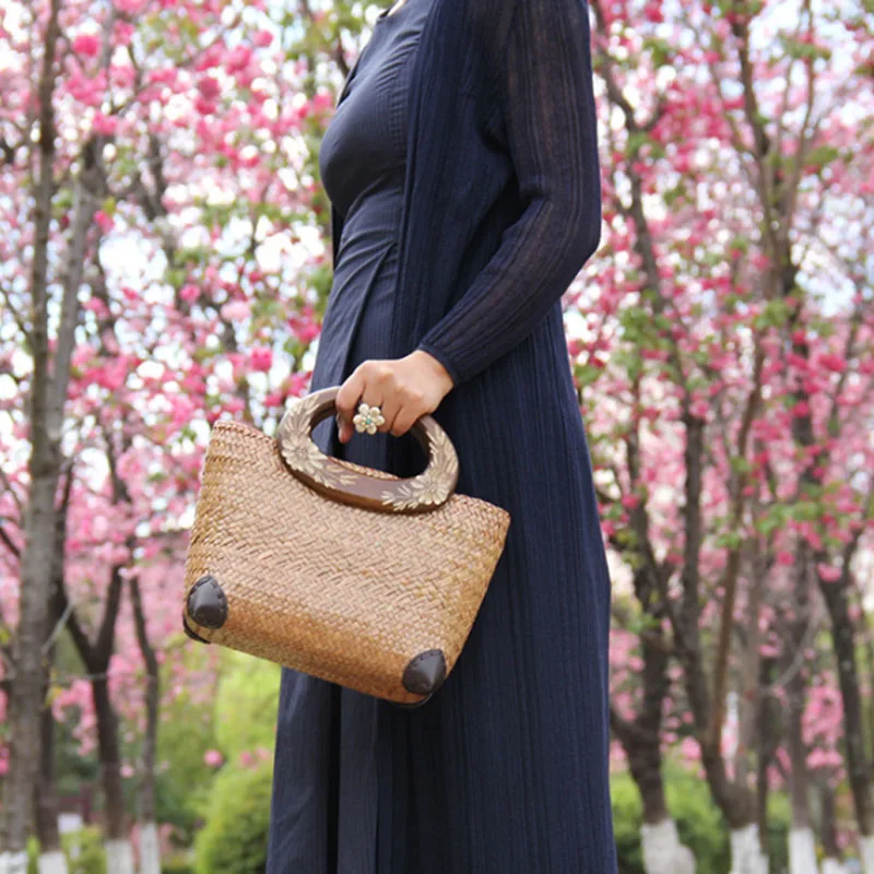 Handwoven women bag fashion carved wood handle woven handbag 2024 new leisure vacation summer beach bag