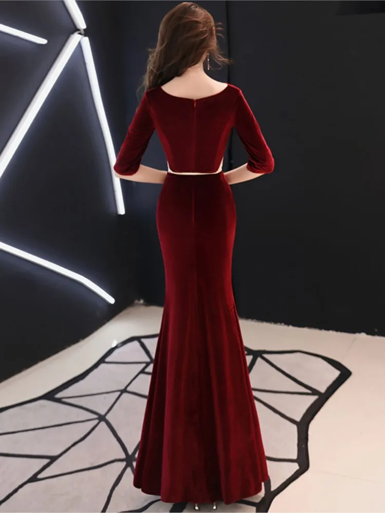 Um vestido de noiva vermelho para o banquete da Vovó e Velvet Mom com rabo de peixe