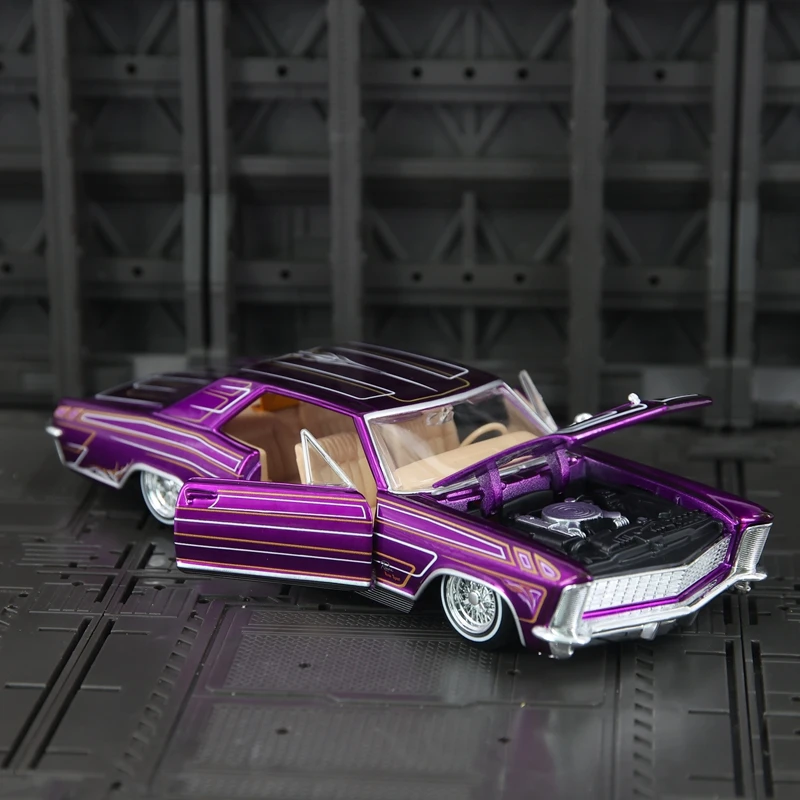 

Maisto 1:26 simulation Buick Riviera alloy car model door can be opened rich details, fine workmanship, and good quality