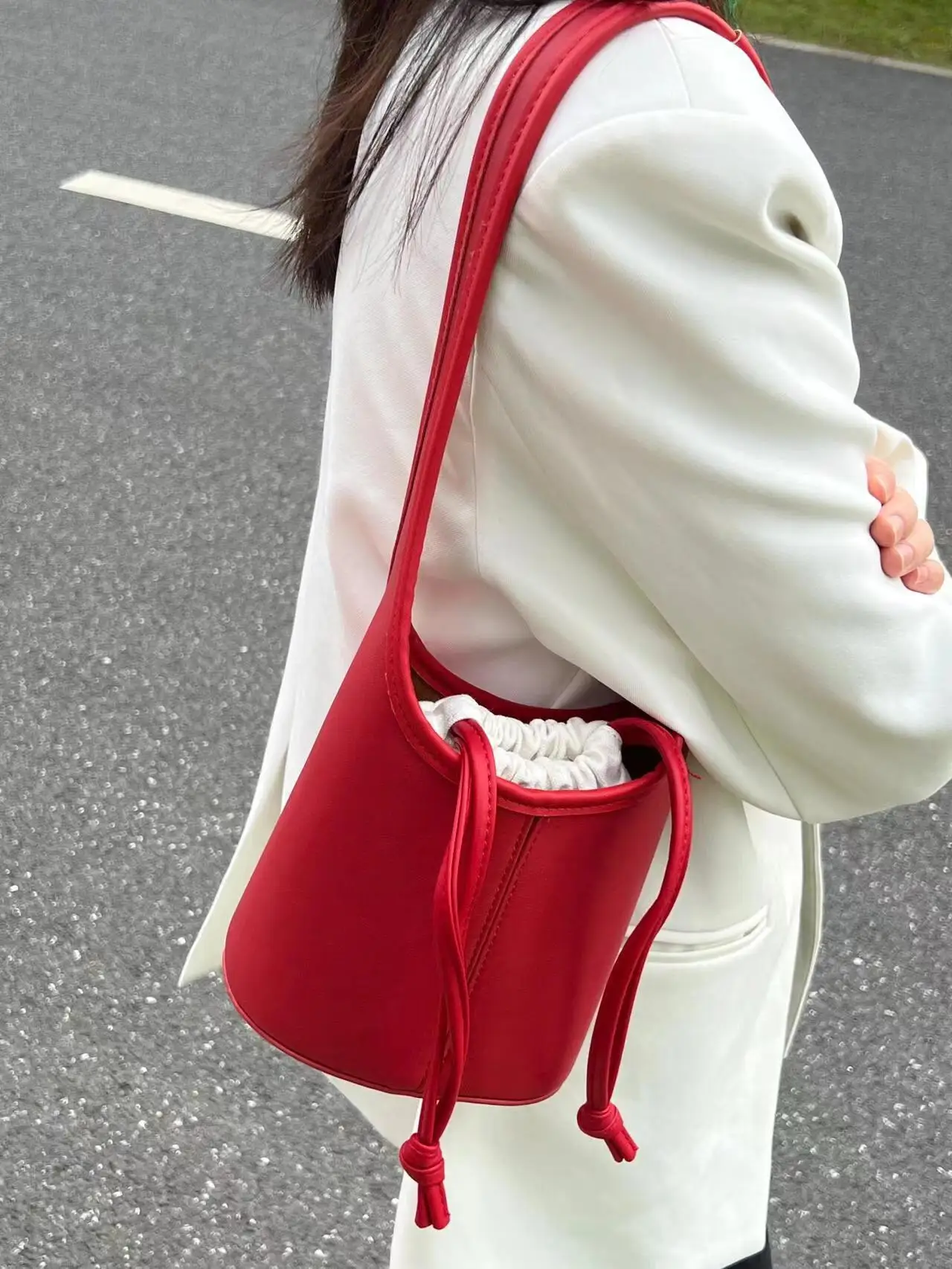 

Korean Minimalist Drawstring Design Water Bucket Bag Red Artistic Casual Handheld Shoulder Bag Vegetable Basket Mother Child Bag