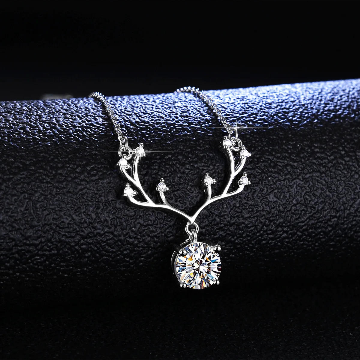 18K gold moissanite small fragrance fashion PT950 platinum necklace for women, all the way with your antlers in pendant