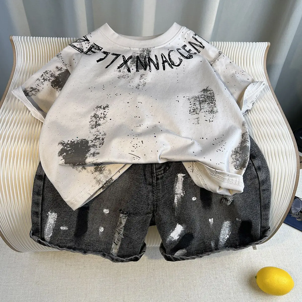 

Детский костюм для мальчиков, летняя одежда 2026, новая модная коллекция, комплект из двух предметов с коротким рукавом, летняя одежда для маленьких мальчиков