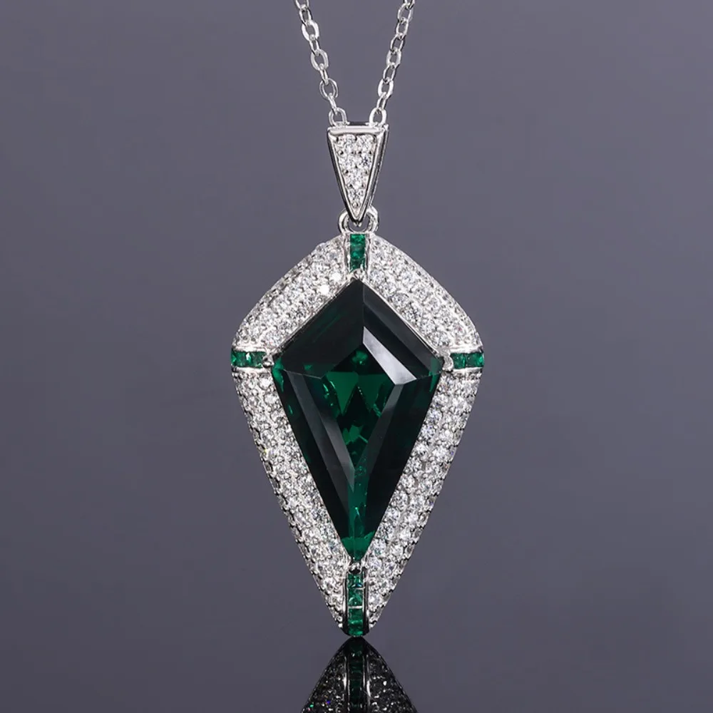 

2025 New Luxury Necklace Crafted Three-Dimensional Shape Showcase Women Graceful Charm Chic Premium High-End Jewelry