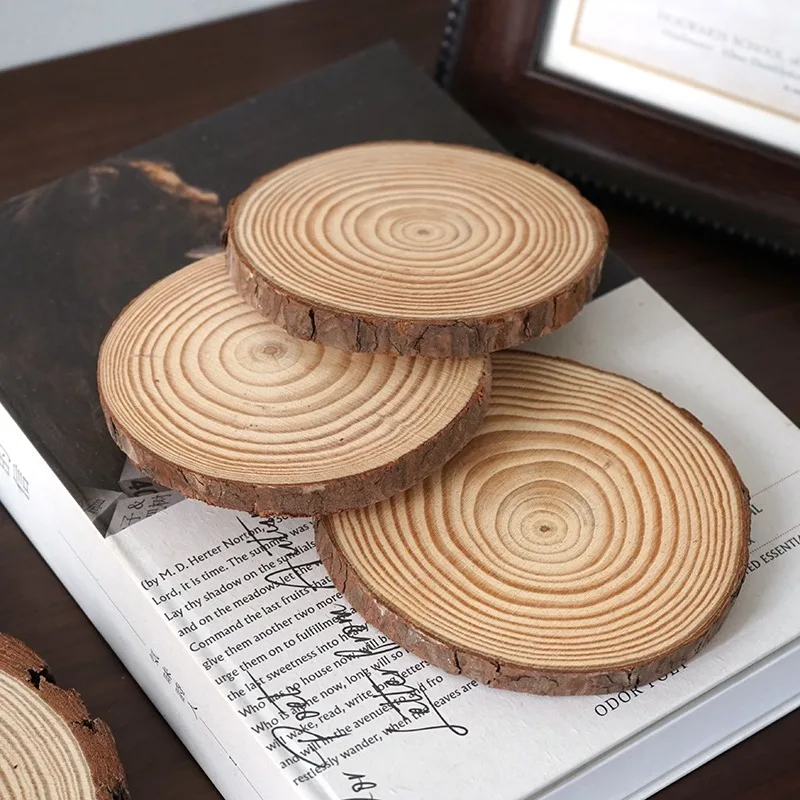 1 قطعة شريحة الخشب الطبيعي كوستر شجرة الصنوبر حلقة الركيزة الثقافية الإبداعية يدويا تخدم صينية حامل رقائق خشب الصنوبر الحلي
