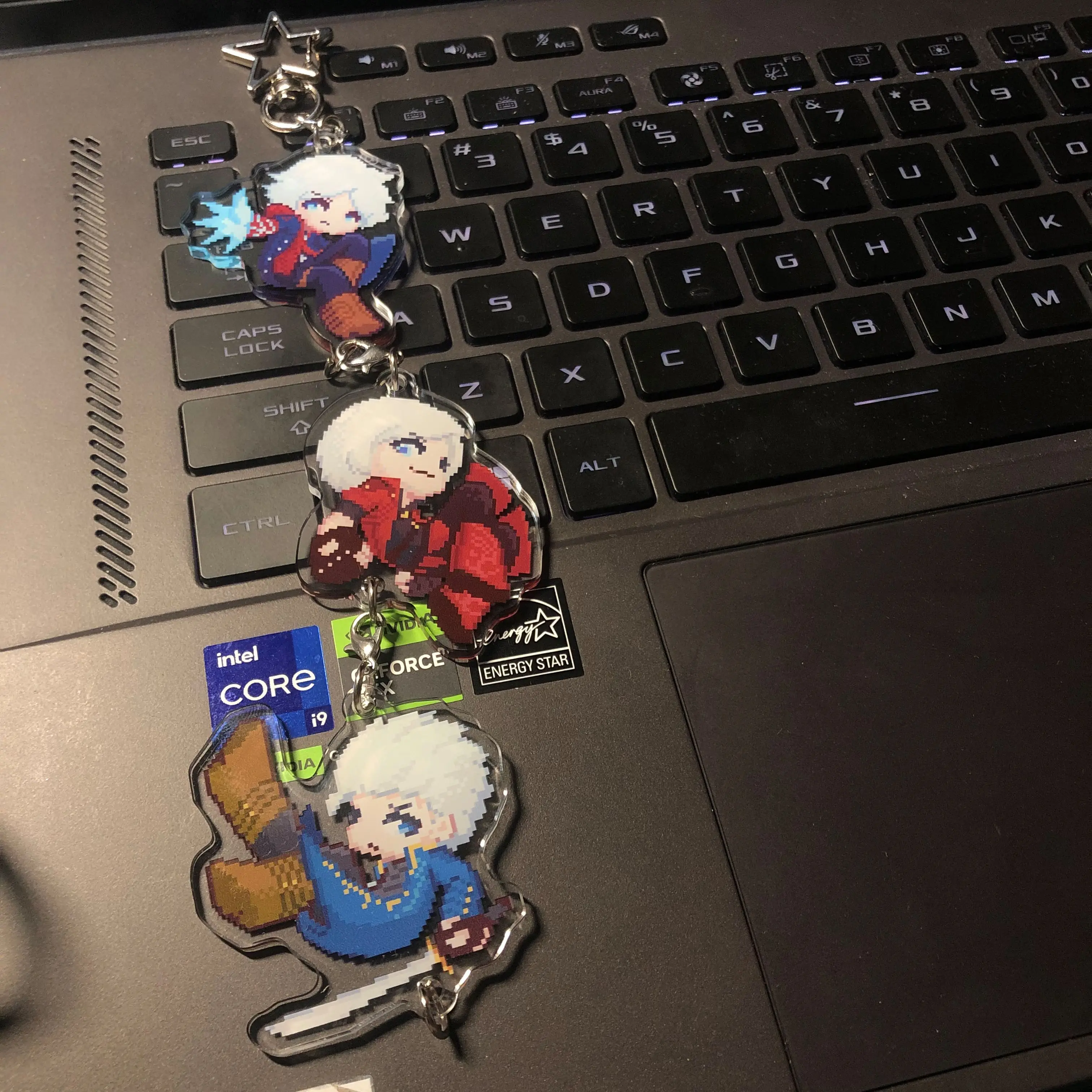 Llavero de Anime Devil May Cry para mujer, Chuan Chuan, llavero acrílico para hombre, Dante, colgante, accesorios de adorno, regalo para Amiga