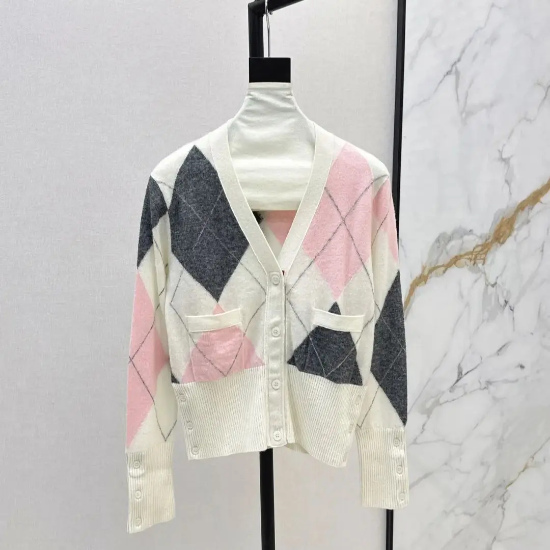 

The latest model of early autumn 2025 Kelulifeng wool cardigan with 100% wool content, loose and casual yarn, and lazy style