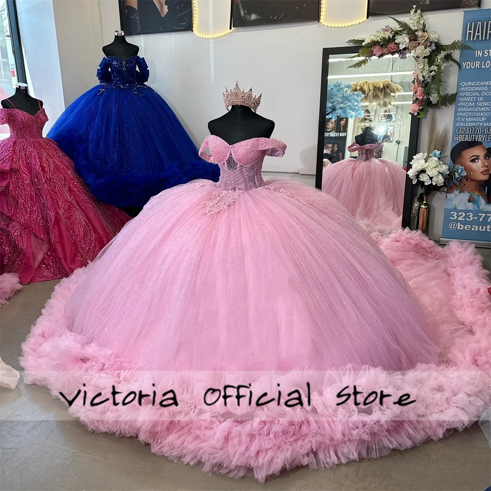 Schöne rosa Ballkleid-Quinceanera-Kleider, perlenbesetzte Spitze, schulterfrei, Tüll, gerüschte Schleppe, Vestidos de 15, individuell gestaltet