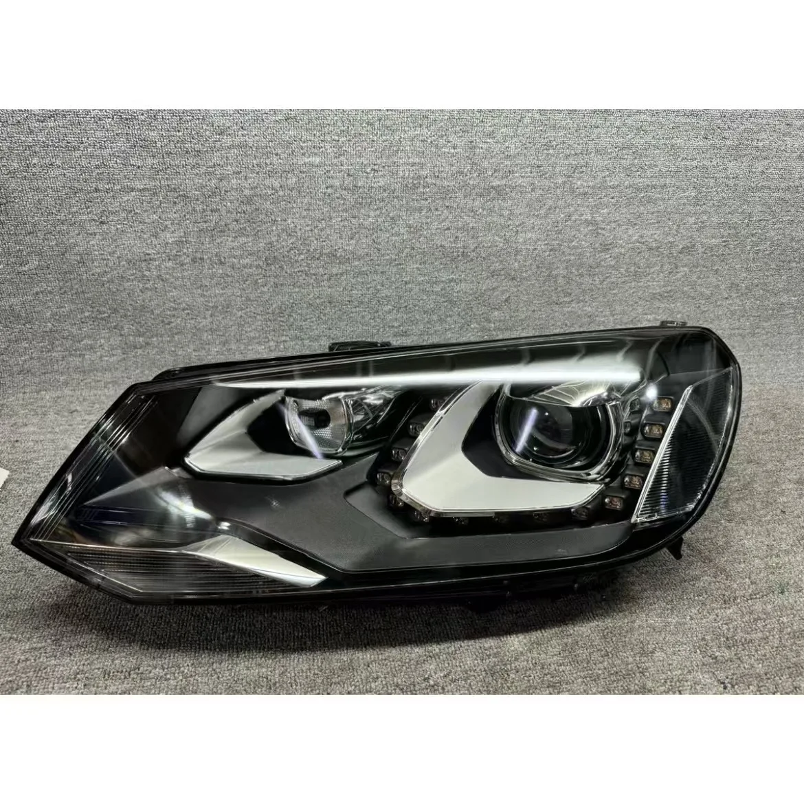 

A Pair Suitable For 11-15 Years Volkswagen Touareg Headlights, High-end LED Daytime Running Lights, Double-lens Xenon Headlights