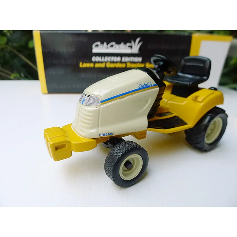 

ERTL Diecast 1:16 Scale Lawn Garden Tractor Alloy Agricultural Vehicle Model Collection Souvenir Static Display Decoration