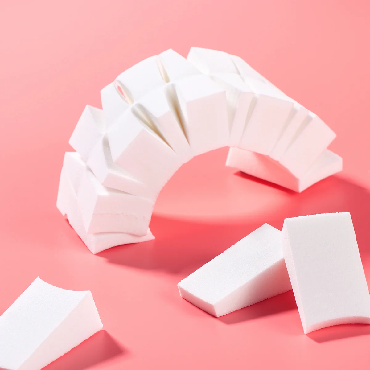 24 قطعة من مسحوق المثلث ذو الملمس الكثيف الناعم مثالي لكريم الأساس وأحمر الخدود بدون خياطة سريع الجفاف لبودرة الوجه