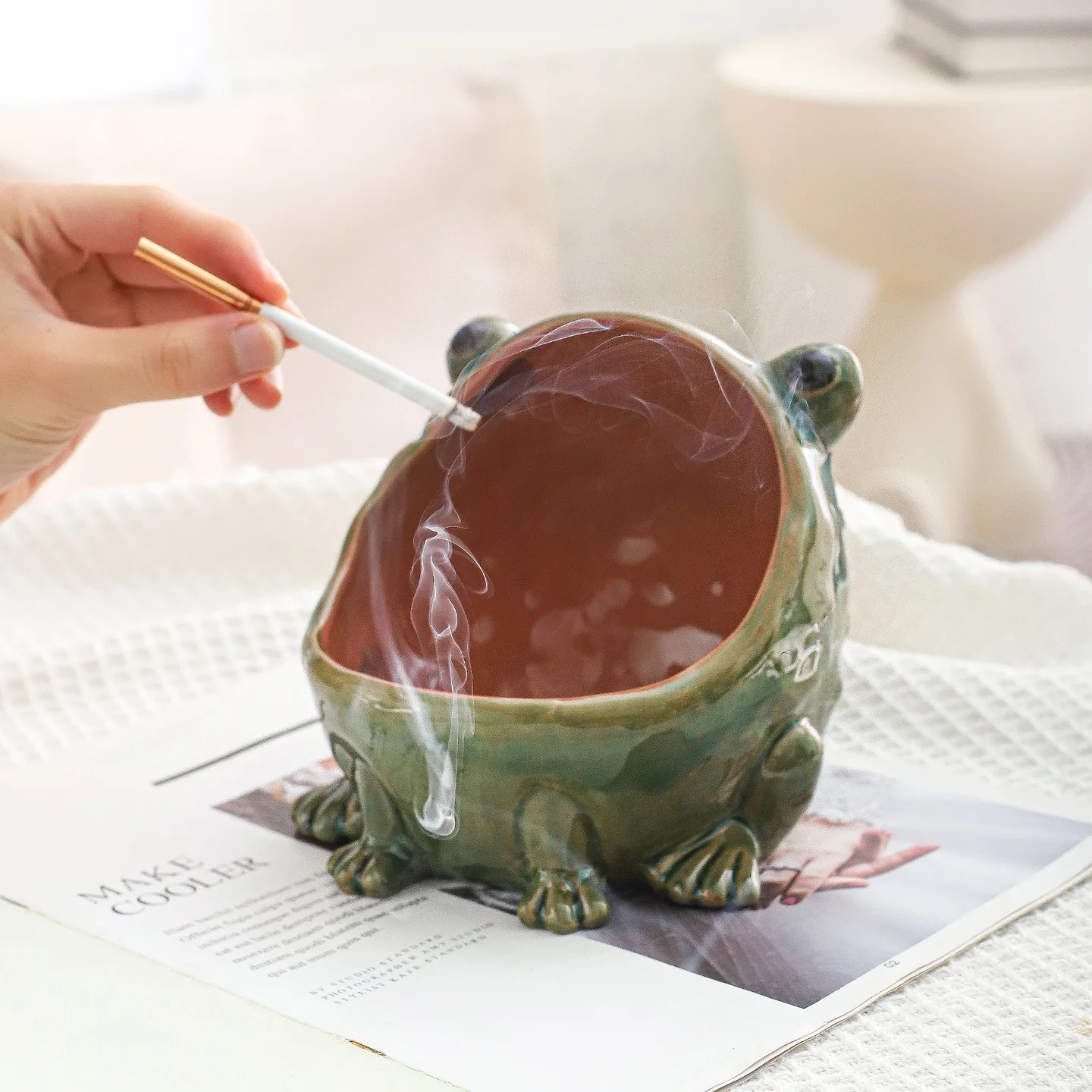 

New Creative and Quirky Three Legged Frog Golden Toad Ashtray Ceramic Ashtray Multifunctional Decoration