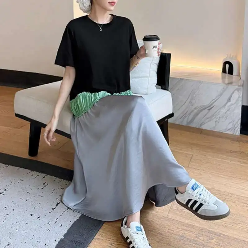 Letnia Sukienka z Temperamentem, Elegancka, z Octanu, Satynowa, Gładka, w Stylu Color Block, z Krótkim Rękawem, z Naszywkami i Falbanami.