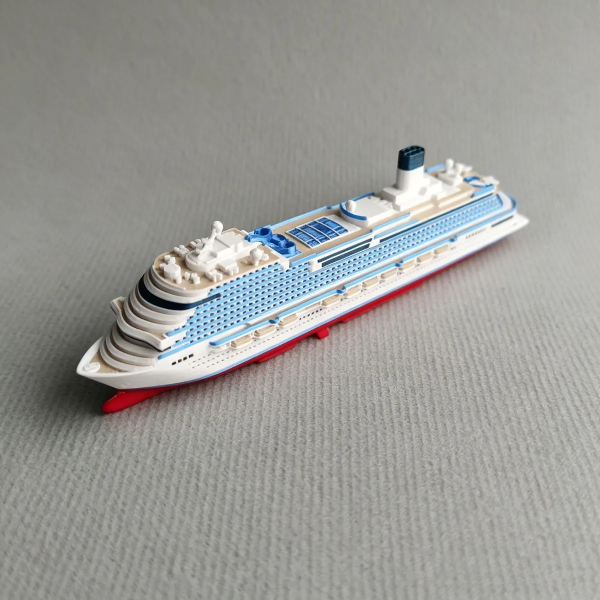 

1/2000 3D Printed Magic City Cruise Ship Full Bottom Model 16.1cm Hand-painted Craft Ships Static Model Ship Toy Ornament