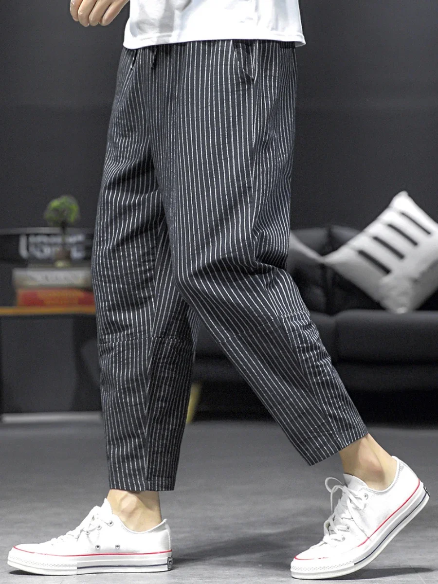 日本のレトロカジュアルルーズ足首丈リネンパンツ男性ストリート巾着ワイルドレッグファッションストライプハーレムパンツ男性