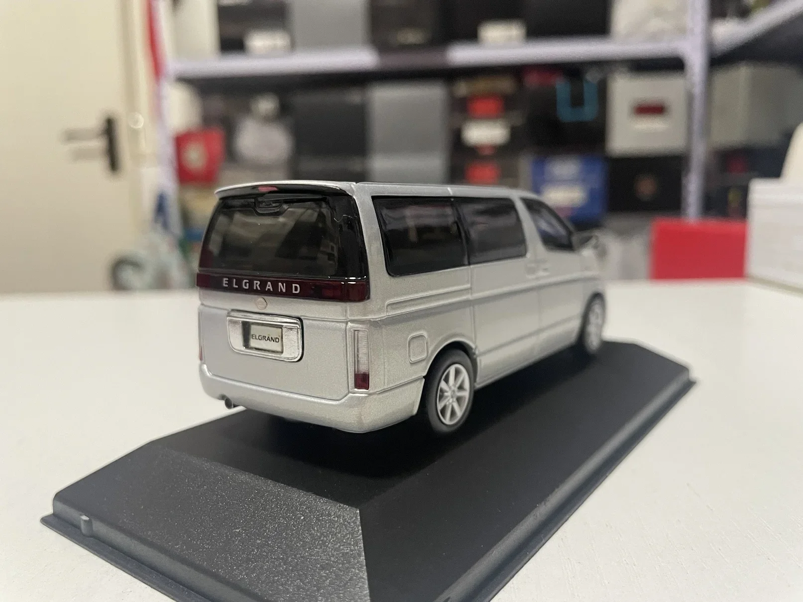 Die-casting 1:43 Scale Nissan Elgrand MPV 2002 Alloy Static Collectible Car Model Adult Hobby Metal Toy Gift Ornament Souvenir