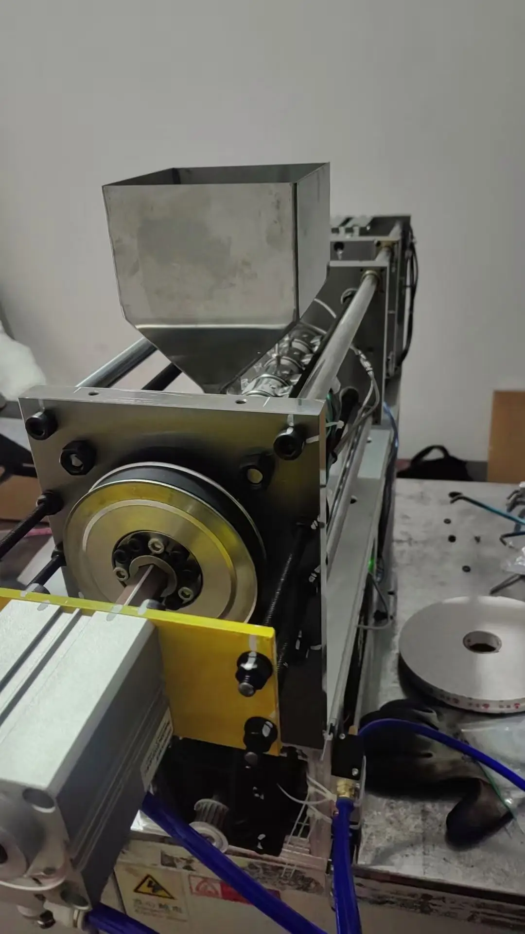 เครื่องขึ้นรูปพลาสติก PP PE PC ขนาด 302611 ซม. เครื่องผลิตพลาสติกขนาดเล็ก