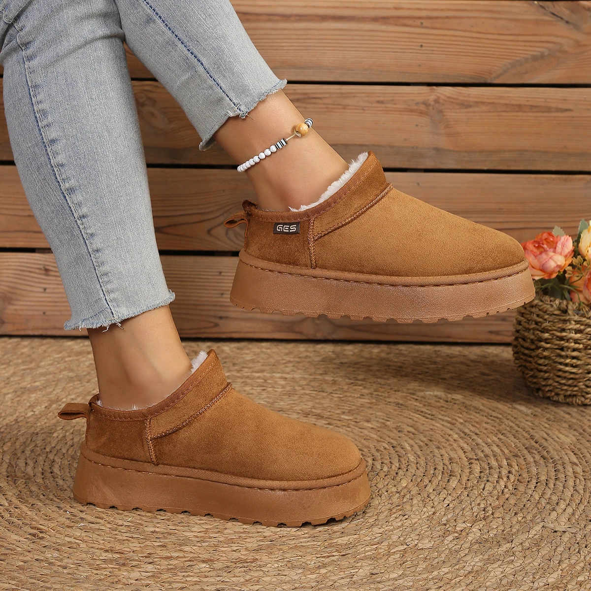 حذاء نسائي للكاحل مع جزء علوي من الجلد السويدي وبطانة قصيرة من القطيفة. أسلوب بسيط ومتعدد الاستخدامات. مناسبة لأحذية الثلوج غير الرسمية. #1