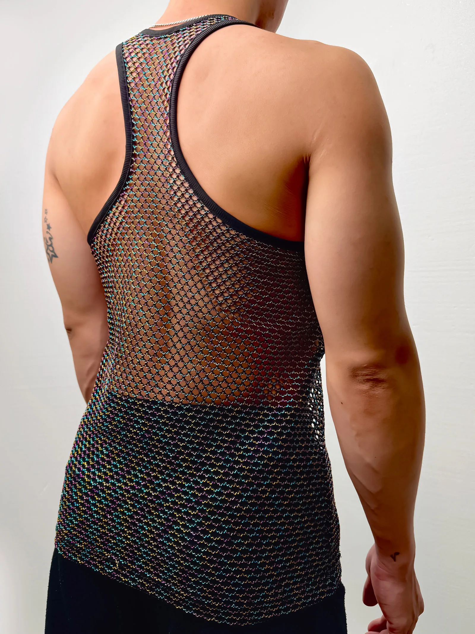 Sommer Herren Casual Mesh Netz Tanktop Racerback Ärmelloses Shirt Muskel-Sportweste Bunte Linien Glänzend Transparent Party Alltagskleidung – Detail 6