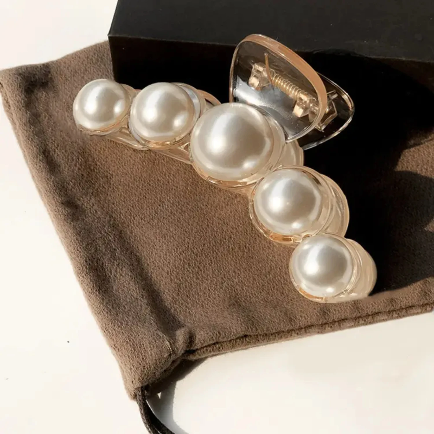 Beautiful and elegant, this stylish vintage large pearl hair claw clip for women is a unique and classic gift. Adorned with beau