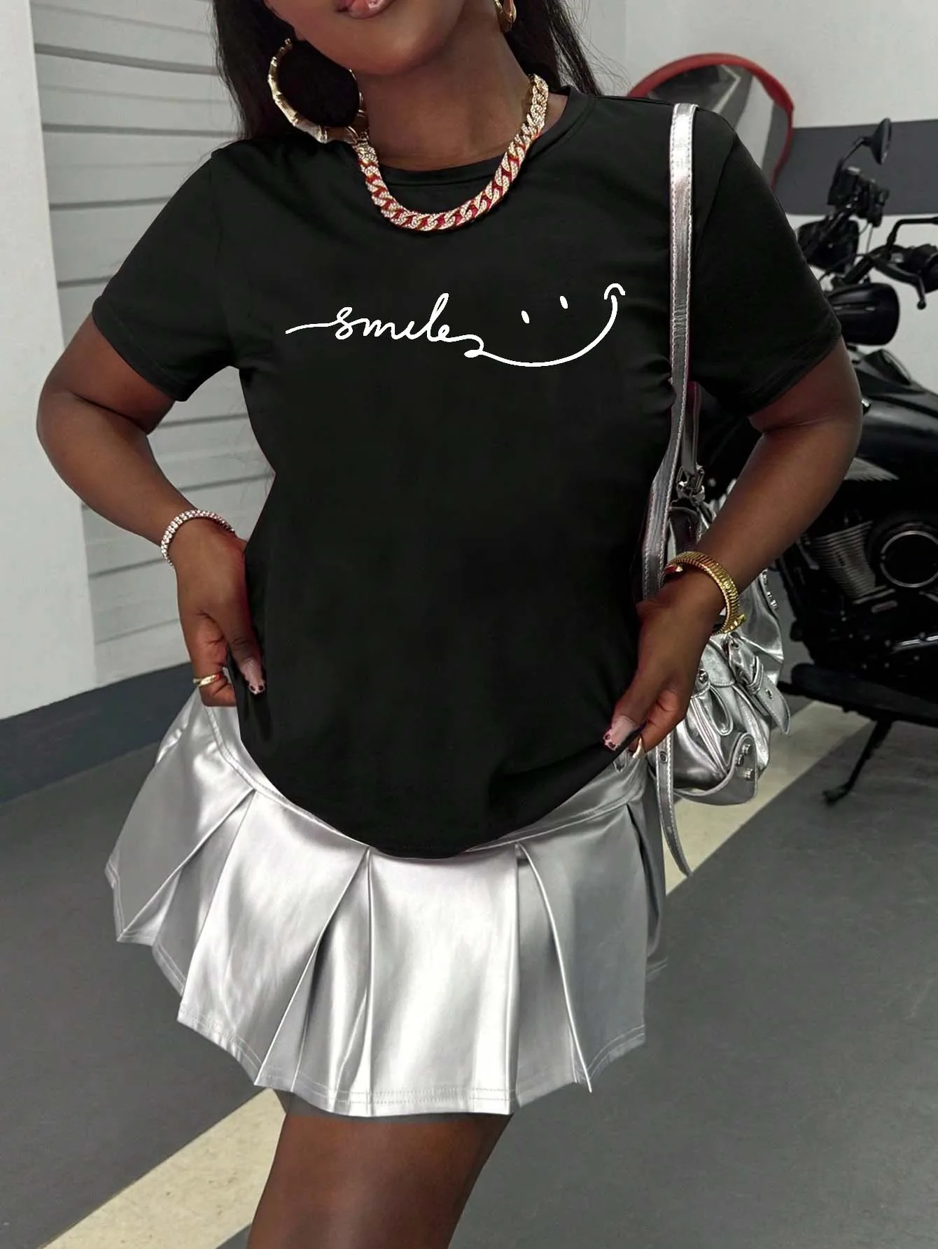 

Футболка больших размеров с рисунком улыбки и минималистским дизайном изогнутой линии для шикарной и веселой атмосферы